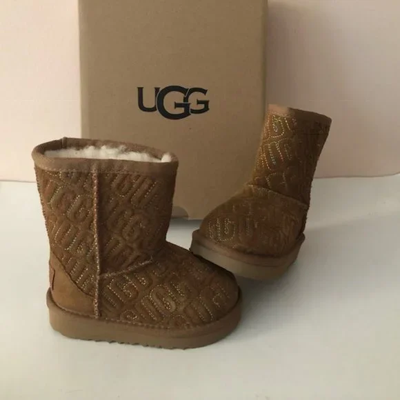 UGG Classic II Graphic Stitch Leather Kids' Short Boot for boy or girl. Size: 6 - Picture 7 of 13